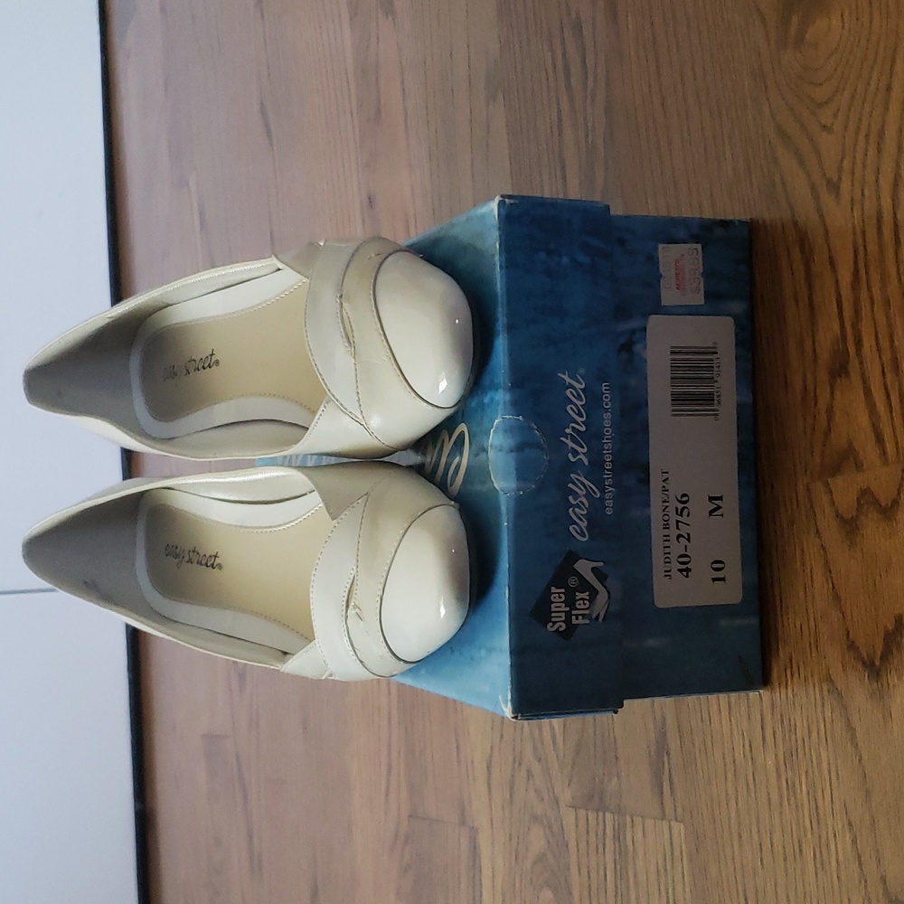 Easy Street Judith pumps